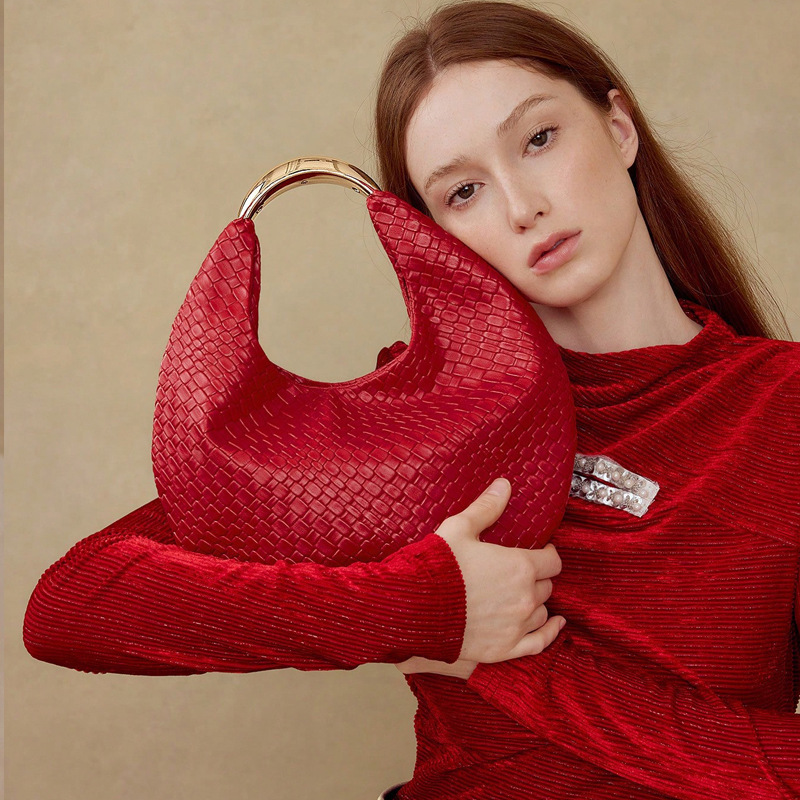 Red Woven PU Leather Shoulder Bag For Women Versatile Fashion High-End Wedding Evening Handbag Solid Color Zipper Closure_voghion.com