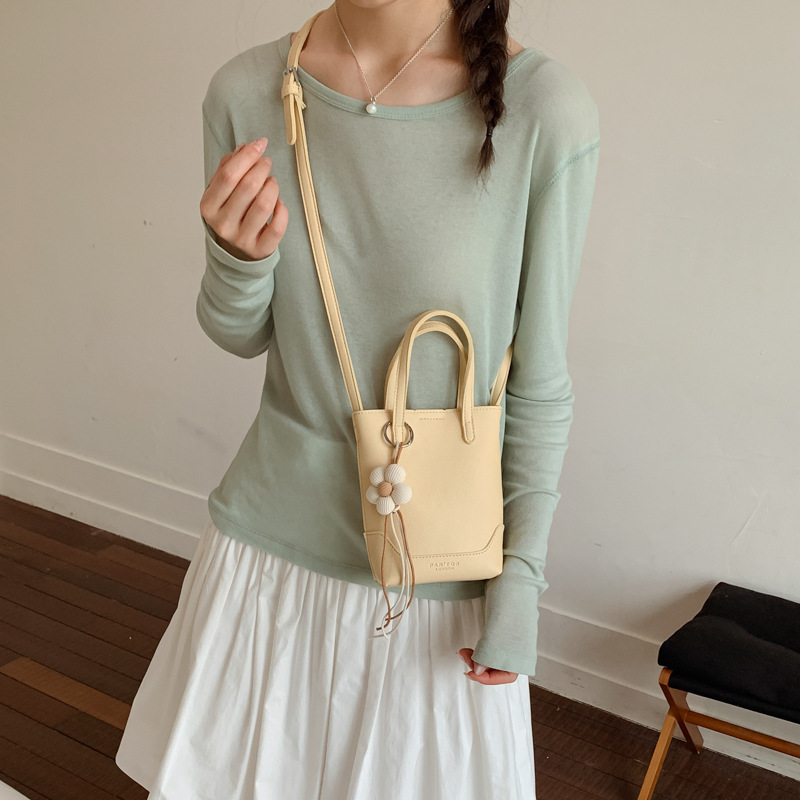 Niche Minimalist Design Mobile Phone Bag 2026 New Summer Korean Style Versatile Shoulder Crossbody Bag Casual Commuter Handbag Niche Minimalist Design Mobile Phone Bag 2026 New Summer Korean Style Versatile Shoulder Crossbody Bag Casual Commuter Handbag