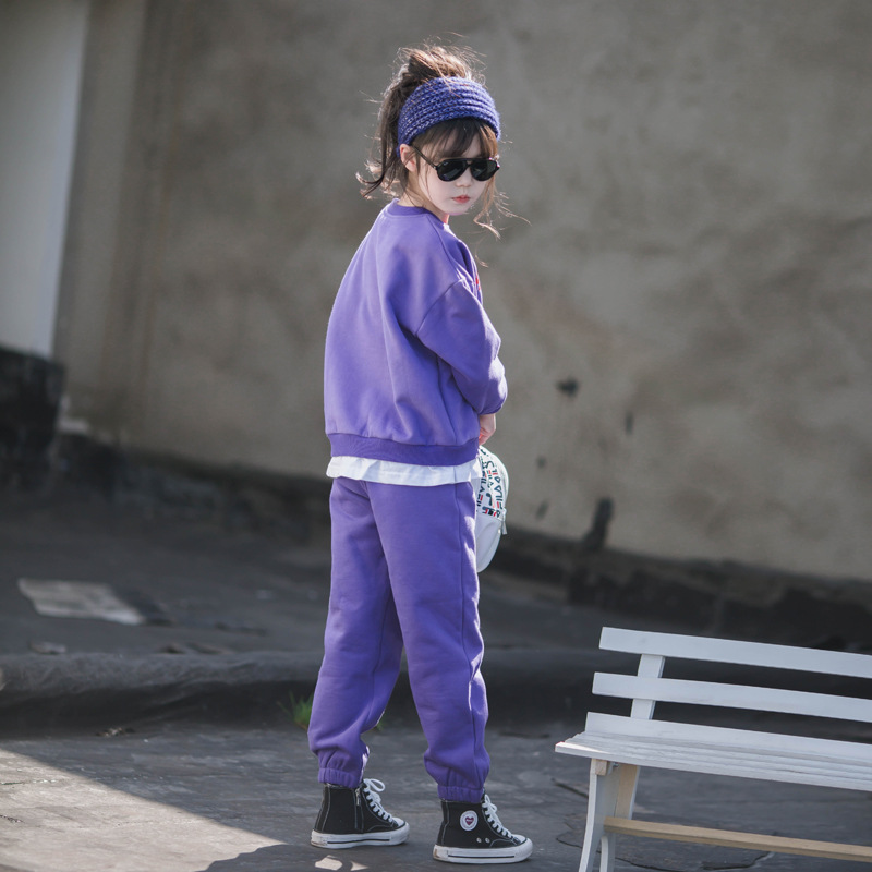Traje de ropa de otoño e invierno para niñas Estilo de océano rojo neto para niños 2023 nuevos deportes de Moda Ropa para niños grandes forrada de lana gruesa traje de dos piezas