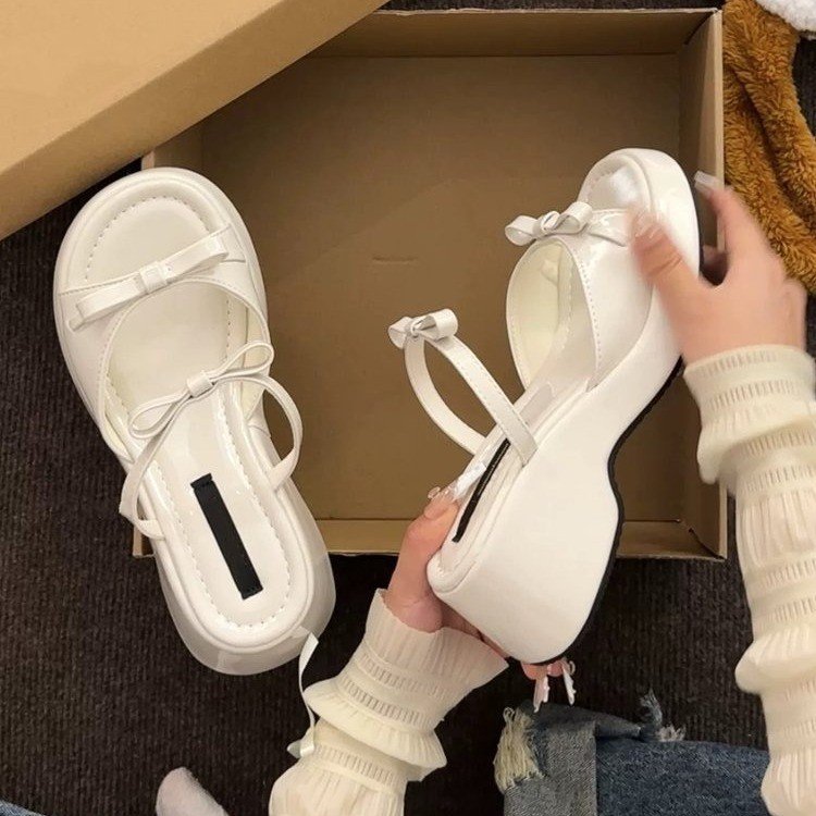 Explosiones de hadas con una parte inferior gruesa de zapatillas para mujeres de verano 2026 vestido casual con falda zapatillas de tacones altos de vacaciones zapatillas frías