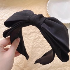 黒いサテンの蝶結びのカチューシャはフランスの高級感があります。