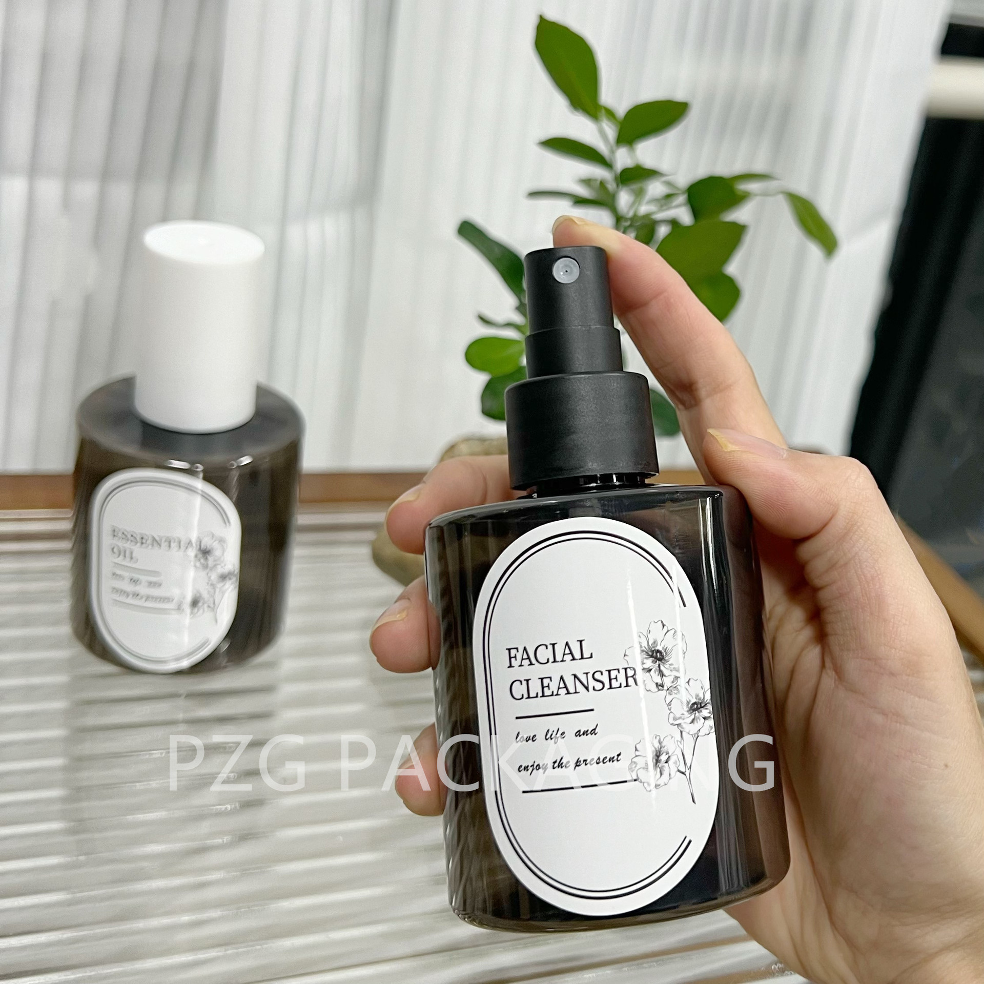 150毫升圆瓶透黑色极细喷雾瓶按压式爽肤水纯露酒精消毒液分装瓶