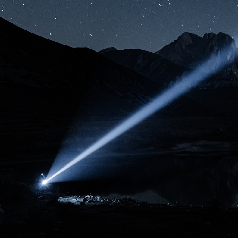 Linterna de luz fuerte de larga distancia carga de larga duración multifuncional para el usuario doméstico fuera de la antorcha láser portátil ultra brillante blanca