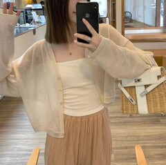 【竹の糸の日焼け止め】ニットのカーディガンのコートの女性の薄いタイプの夏の短いタイプのカンの外で肩のブラウスの日焼け止めの女性を掛けます。