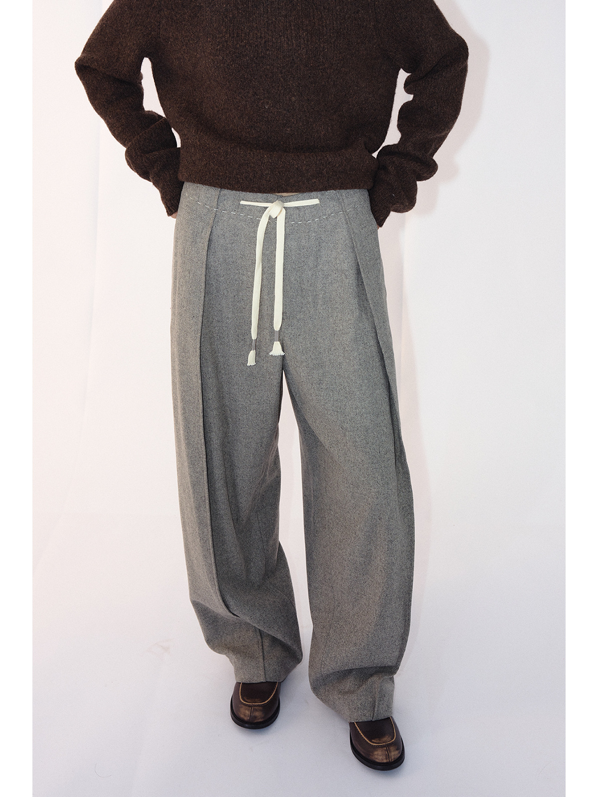 [時を知る] 新品のウールの手作りのハンギングテーパードパンツV7759