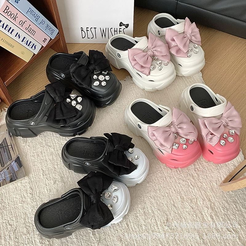 Подъем сладкой девушки-бабочки со стразами для пещерных туфель для женщин 2025 новый летний толстой подошвы противоскользящие холодные тапочки