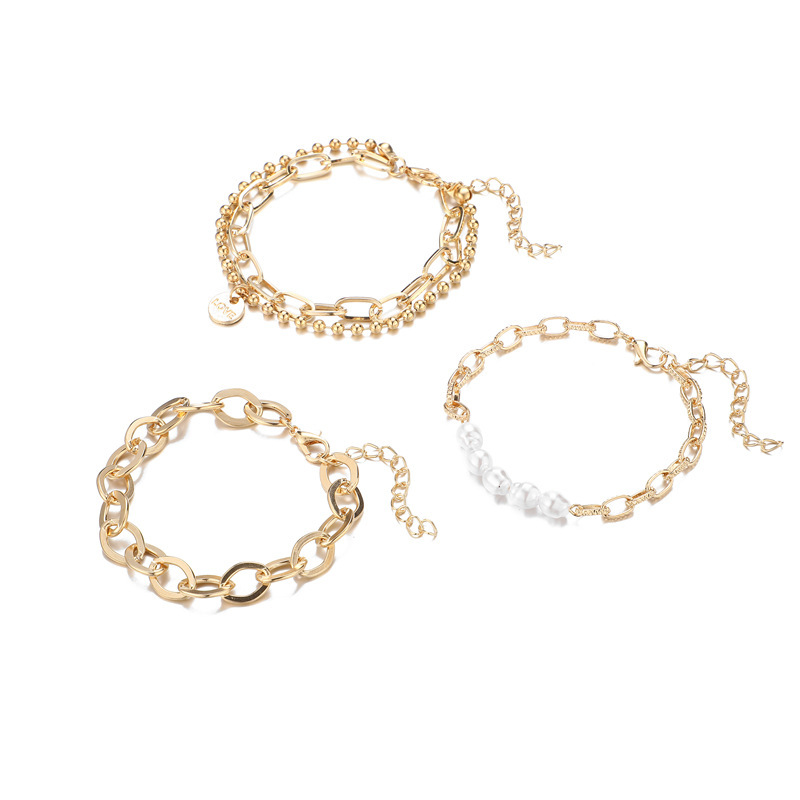 Bracciale di perle con ciondolo lettera love e catena spessa_voghion.com