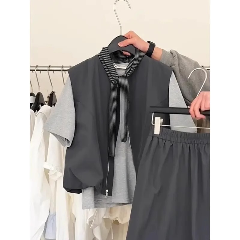 年齢を減らすセットはデザイン感のあるスーツを着ています。|undefined