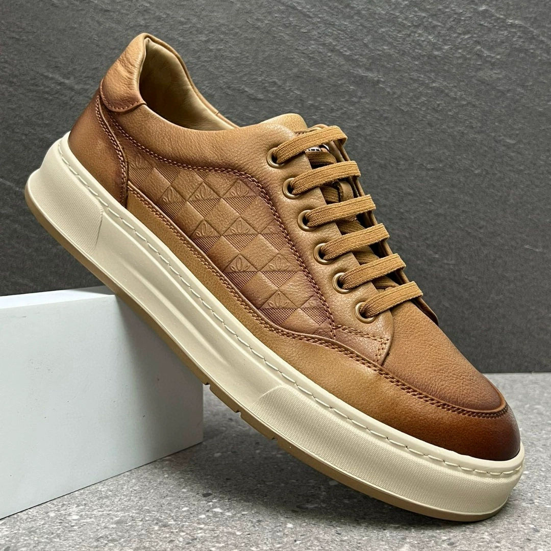 Мужские кроссовки 2025 года: новая коллекция, ретро-стиль, универсальные, из натуральной кожи, молодежные, модные, на толстой подошве, увеличивающие рост, повседневные, из воловьей кожи.