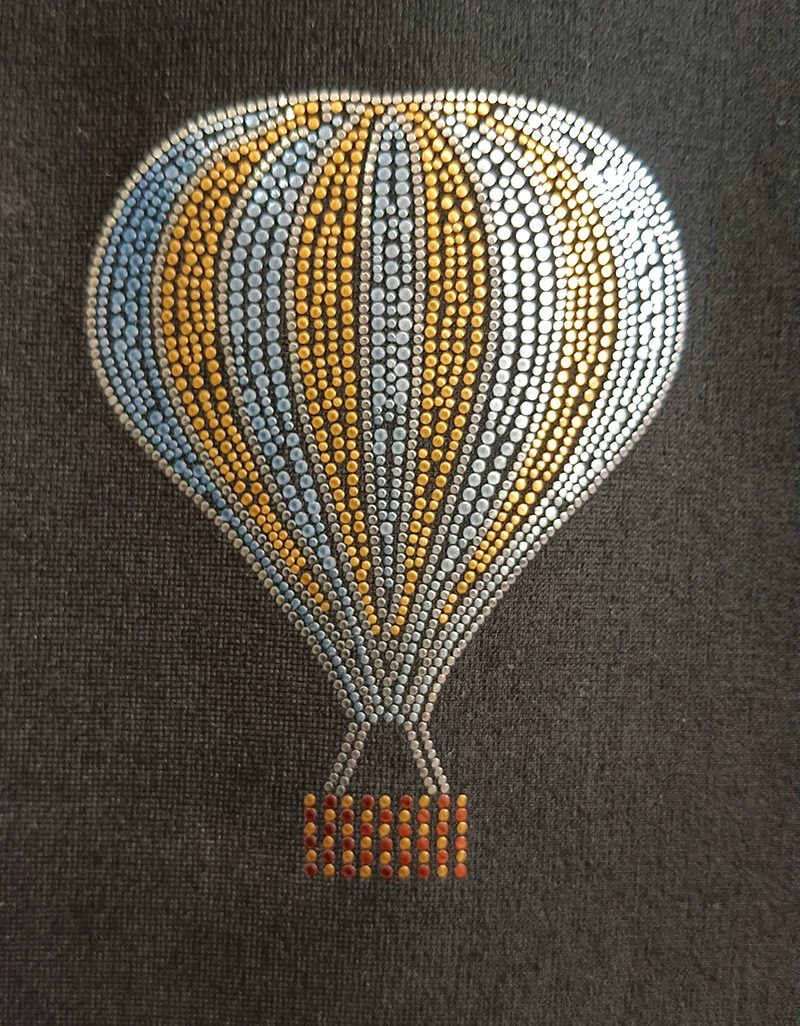 Горячее тиснение, горячее сверление, свободный дизайн, лазерная наборка, одежда, обувь, шапки, сумки, элегантная обработка, персонализированная настройка.