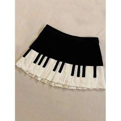 甘辛い風の気質の白黒のピアノの古着のスカートの女性の春の新型のデザイン感の修身はやせているスカートを現します。