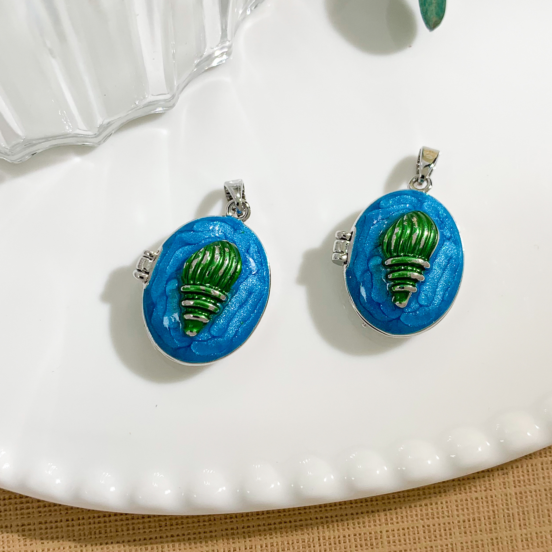 XL4544 conch photo clip pendant silver blue