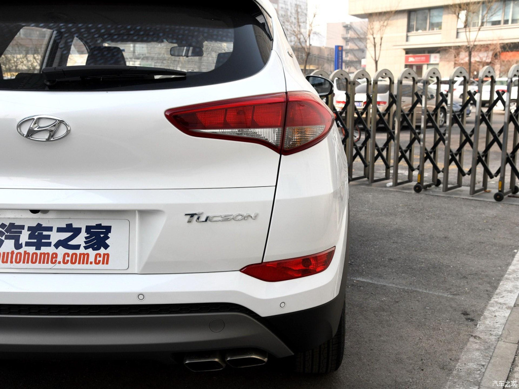 Adapted to 15-18 new Hyundai Tucson rear tail lamp assembly left and right rear headlights steering reversing brake lamp cover