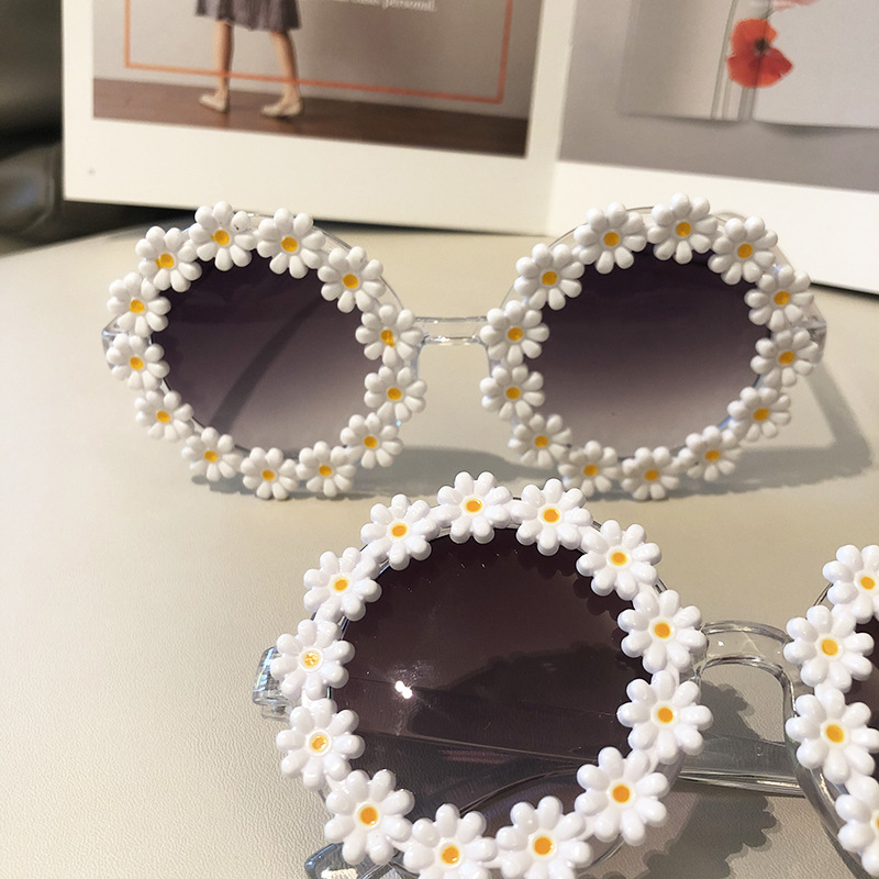 Wholesale Small Daisy Round Frame Sunglasses Nihaojewelry display picture 6