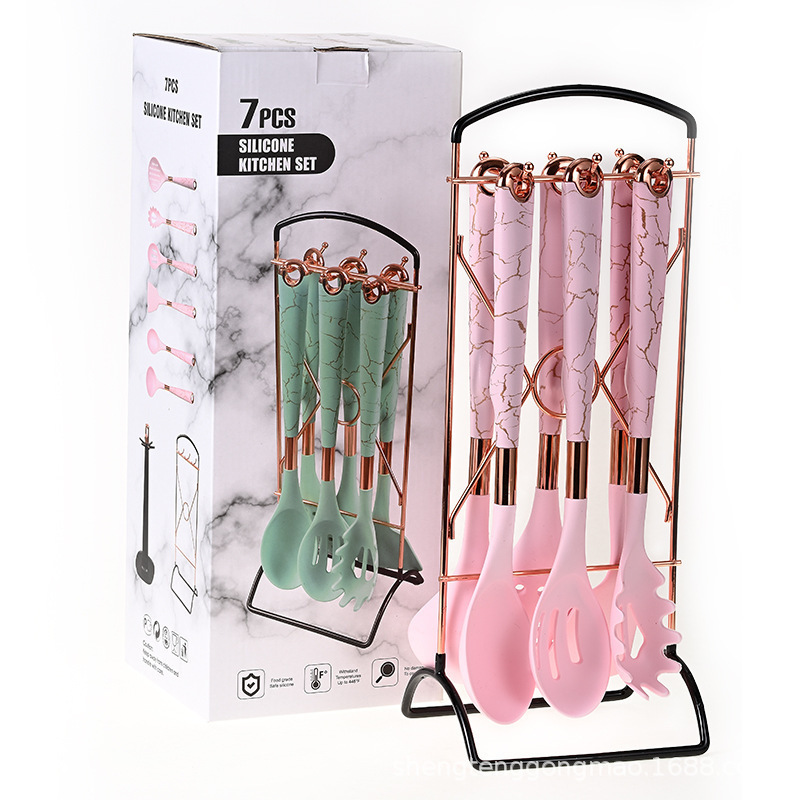 Paquete al por mayor cubierto con mango de grano de madera chapado en oro cuchara de cocina olla antiadherente pala estante de almacenamiento juego