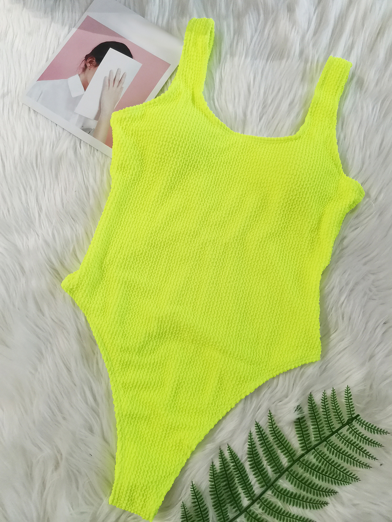 Tejido especial al aire libre de deportes europeos y estadounidenses, cascada ondulada de color caramelo, traje de baño delgado y sexy para mujeres