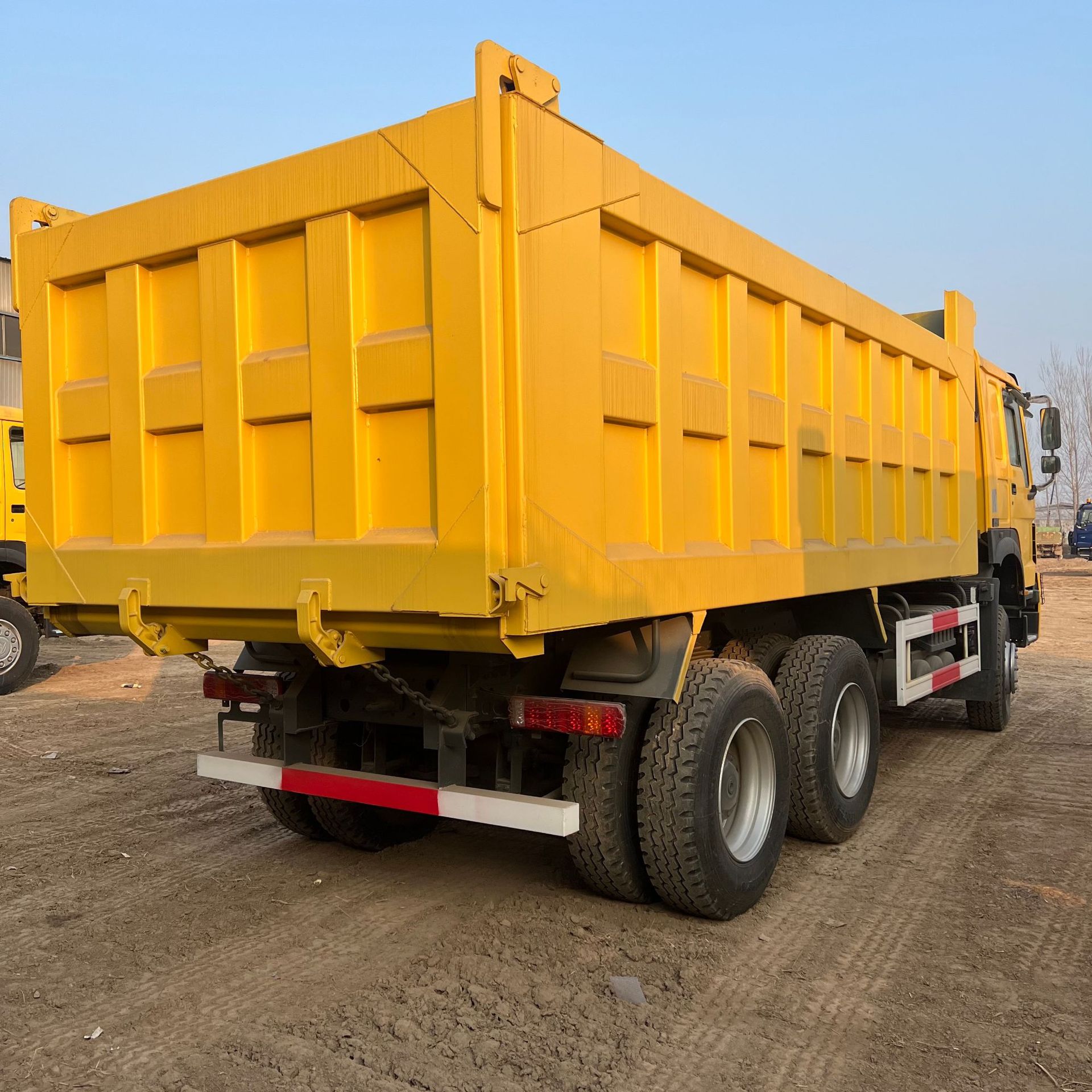 Cross-Border Direct Sales of African Heavy-Duty Howo Engineering Dump Trucks, 371 Horsepower, 10-Wheel Dump Trucks, Ore Transport Trucks