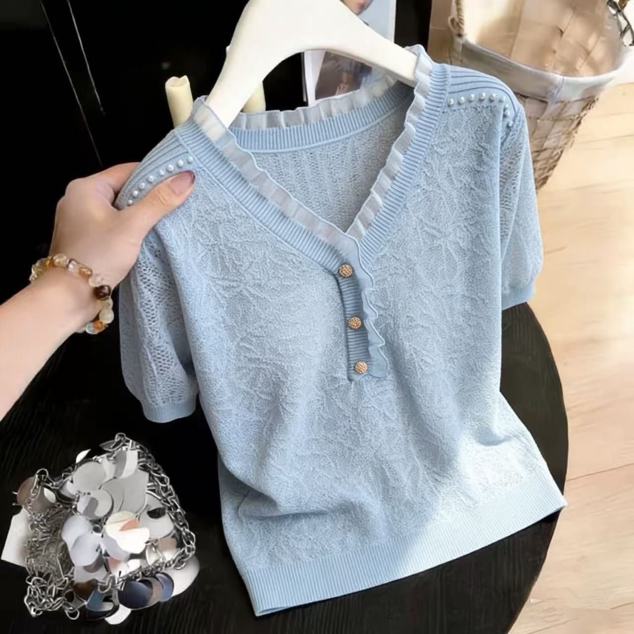 Áo thun nữ tay ngắn cổ V ren hoa thoáng mát chất liệu lụa băng — màu xanh nhạt chi tiết 2
