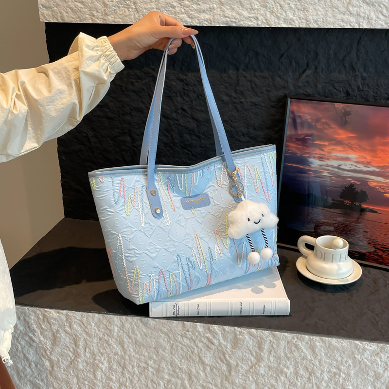 Bolsas de tela de clase de estudiantes para mujeres 2025 nuevo hombro brazalete estriado de gran capacidad de viaje ocio bolsa de mano