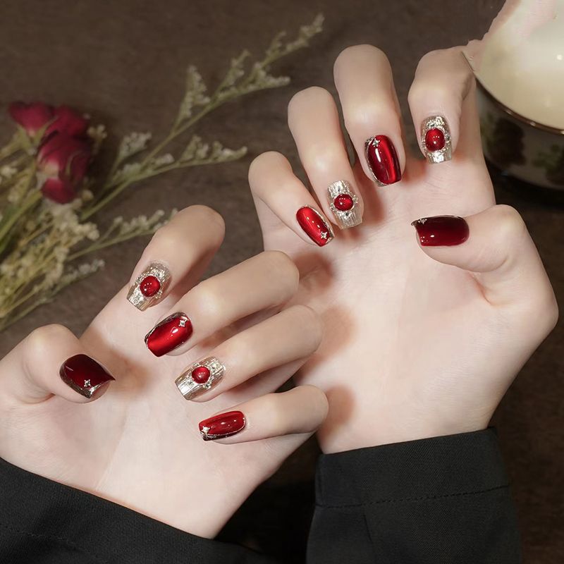 10 piezas de rojo de uñas hechas a mano, buchilati, ojos blanqueadores de gato, Año Nuevo, productos de fototerapia de uñas cortas.