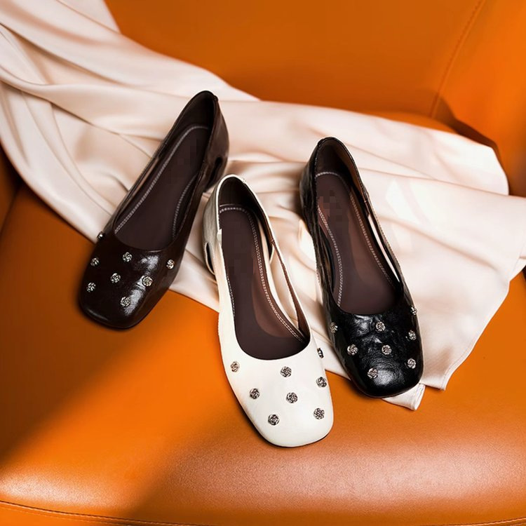 Remaches franceses temperamento de zapatos de verano para mujeres sandalias de tacón grueso 2026 nuevos zapatos planos