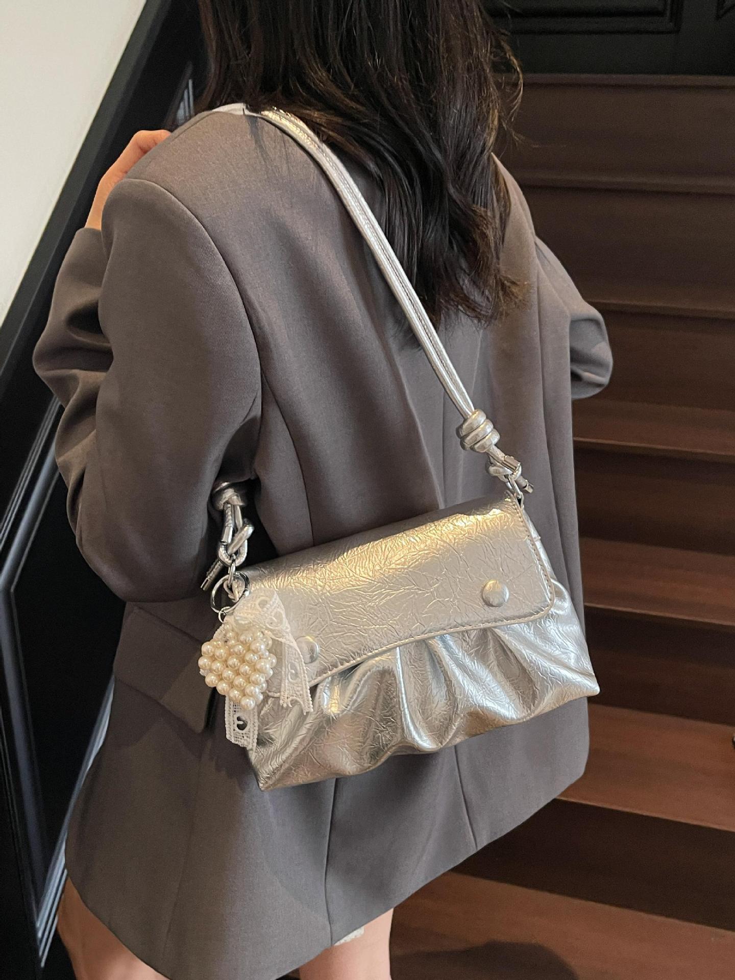 Bolso cuadrado pequeño estilo pop plisado popular de verano para mujer 2025 nuevo bolso de hombro de estilo occidental de todo fósforo bolso de axila de moda de nicho