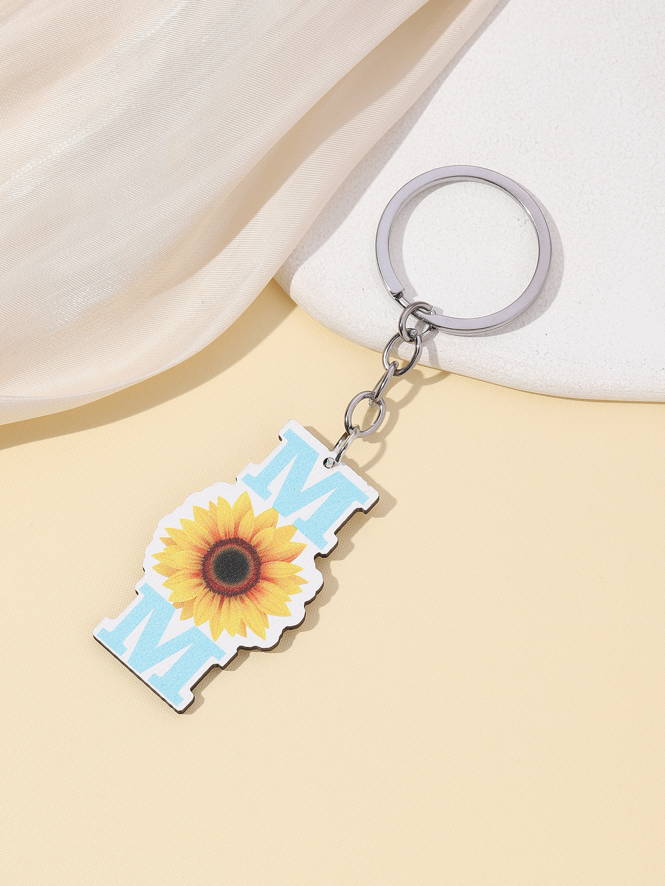11g Weight Keychain Classification 1 Piece Quantity Casual, Holiday, Daily Occasion Wood Material Mother'S Day Festival Letter, Chrysanthemum Pattern Unisex Gender Pastoral Style Pastoral Letter Chrysanthemum Wood Mother'S Day Unisex Keychain 6