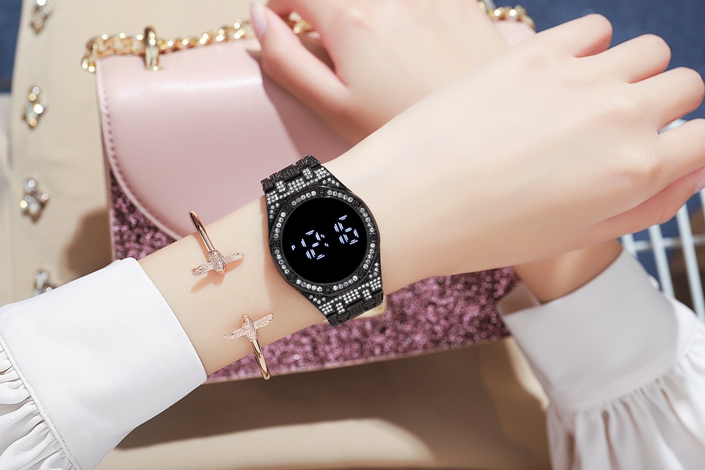 2024 Neue Luxus-Diamantarmband-Legierungsstahlband LED-Anzeige Touchscreen Damenuhr_voghion.com