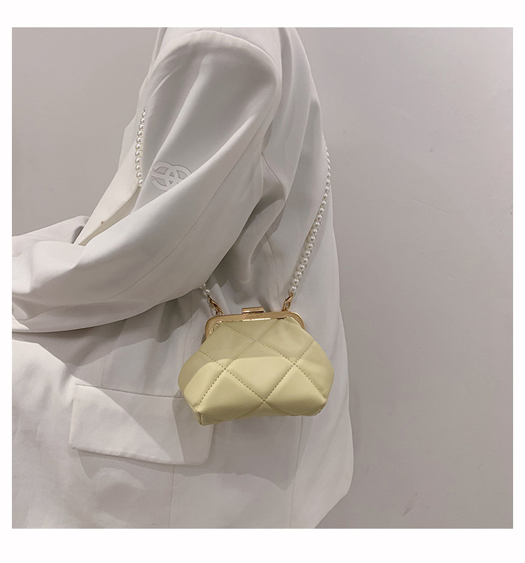 Fashion Rhombic Pearl Chain Messenger Bag display picture 10