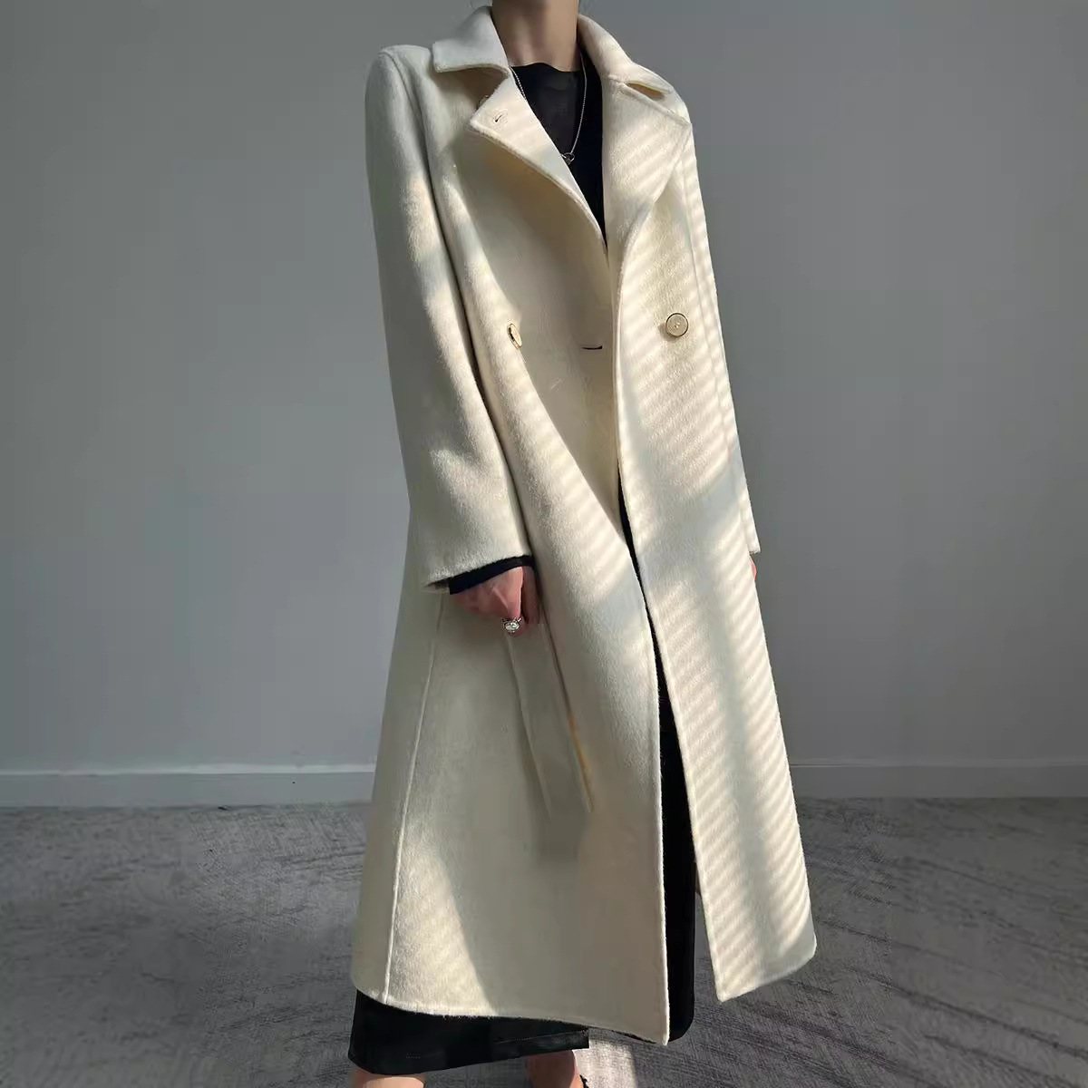 羊のキャメルケースのコートのウールの長いタイプのコートは子供の襟を修理します。