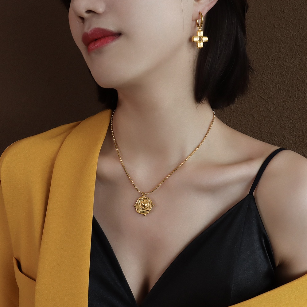 European and American style irregular geometric pendant square brand necklace titanium steel gold temperament ins simple clavicle chain_voghion.com