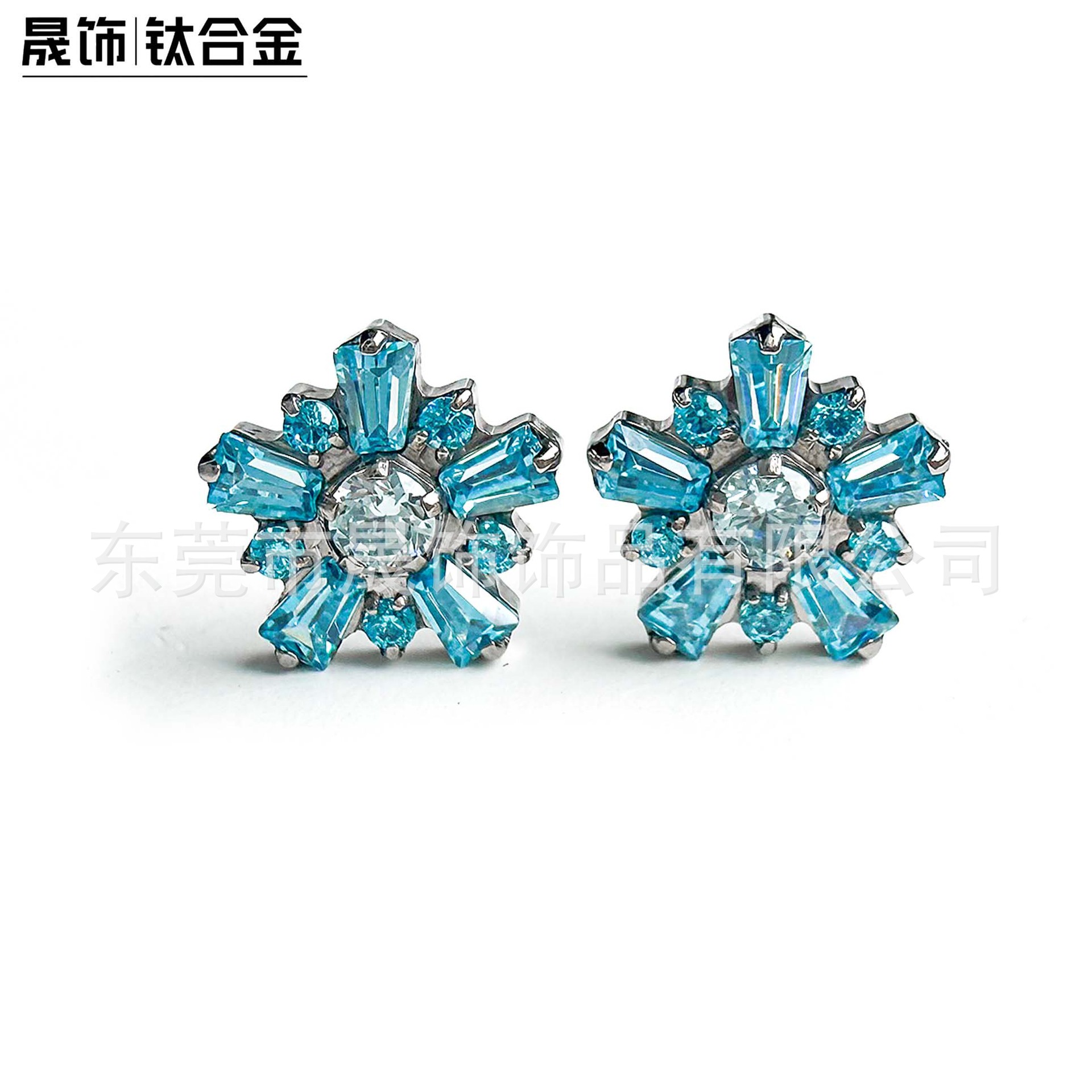 F136 Titanium Ear Stud 渐变雪 Flower 包 Studded Cubic Zirconia Helix Cartilage Stud G23 Implant Grade Titanium Internal Thread Labret Stud Piercing Jewelry