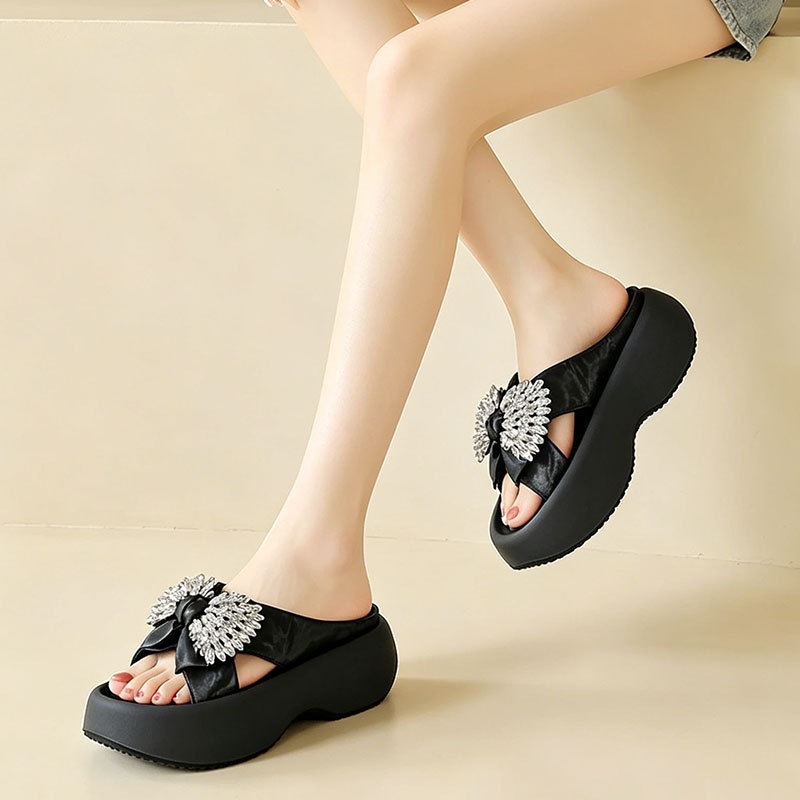Arco de diamante universal moda casual zapatillas de playa de fondo grueso 2026 verano nuevo estilo de moda zapatillas de mujer