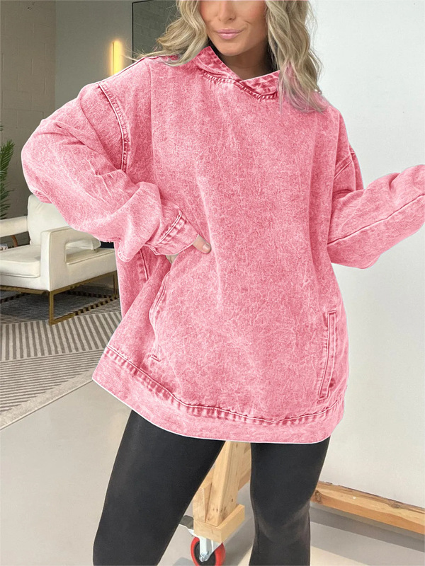 国境を越えた欧米の人気モデルの婦人服には、ゆったりとした帽子をかぶったカウボーイのセーターがついている|undefined