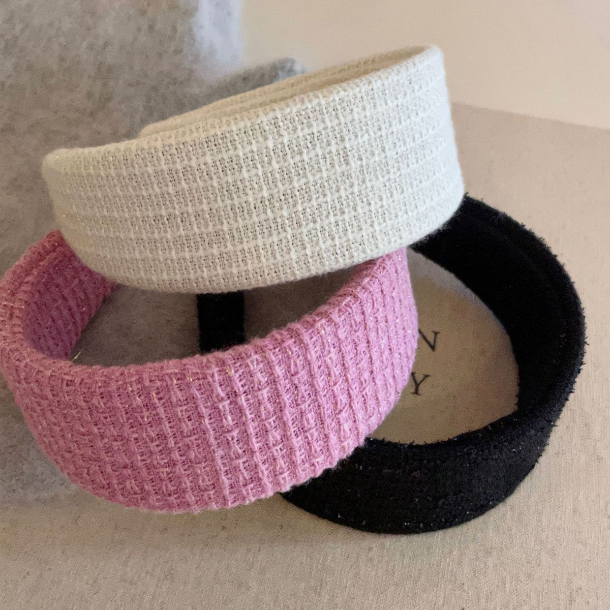 2024 otoño y invierno nuevo temperamento rojo en línea otoño y invierno trenzado banda de cabello mujer francesa cráneo alto banda ancha presión de cabello clip