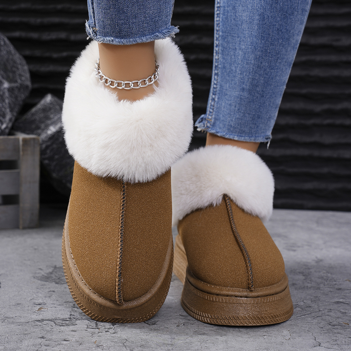 Women's platform snow boots with rounded toe lined with plush_voghion.com