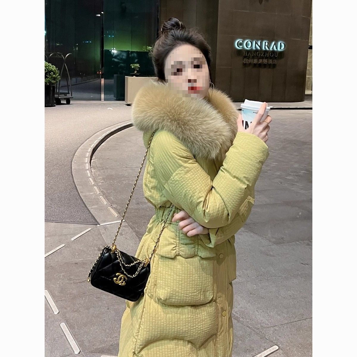 牛果绿色大毛领绒羽绒服女中长款2023秋冬新款加厚收腰显瘦白鸭绒