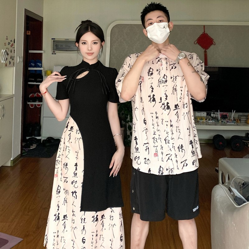 커플의 여름 새로운 중국 스타일 한자 인쇄 하이 엔드 A 라인 원피스 여성 세트 남성 반팔 옷깃 셔츠