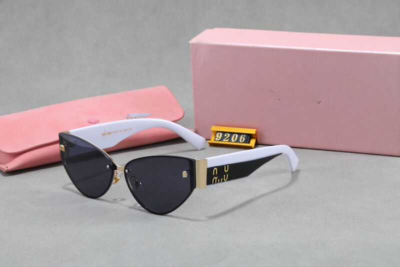 2025 ファッション個性前衛的な miu キャットアイサングラス男性と女性のための抗 UV リムレスカラーマッチングワイドレッグメガネロゴ付き|undefined