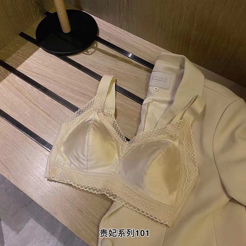 905下着の女性の大きい胸は小さくて、垂れ下がることを防止します。|undefined