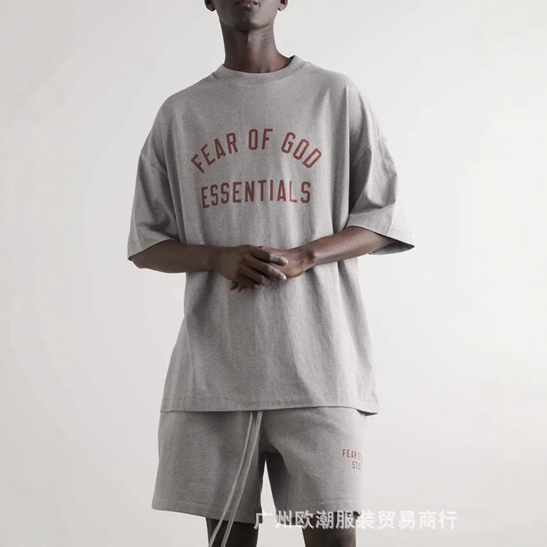 Una pieza de la marca de moda FOG de doble línea ESSENTIALS letra con lema impreso camiseta de manga corta para hombres y mujeres media manga en la calle