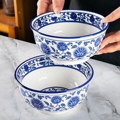 中国式の青花磁器のおかゆの粉の碗のスープの碗の牛肉のラーメンの麺の高い足は熱いことを防ぎます。