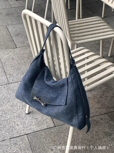 Small design universal capacious one-shoulder bag for leisure