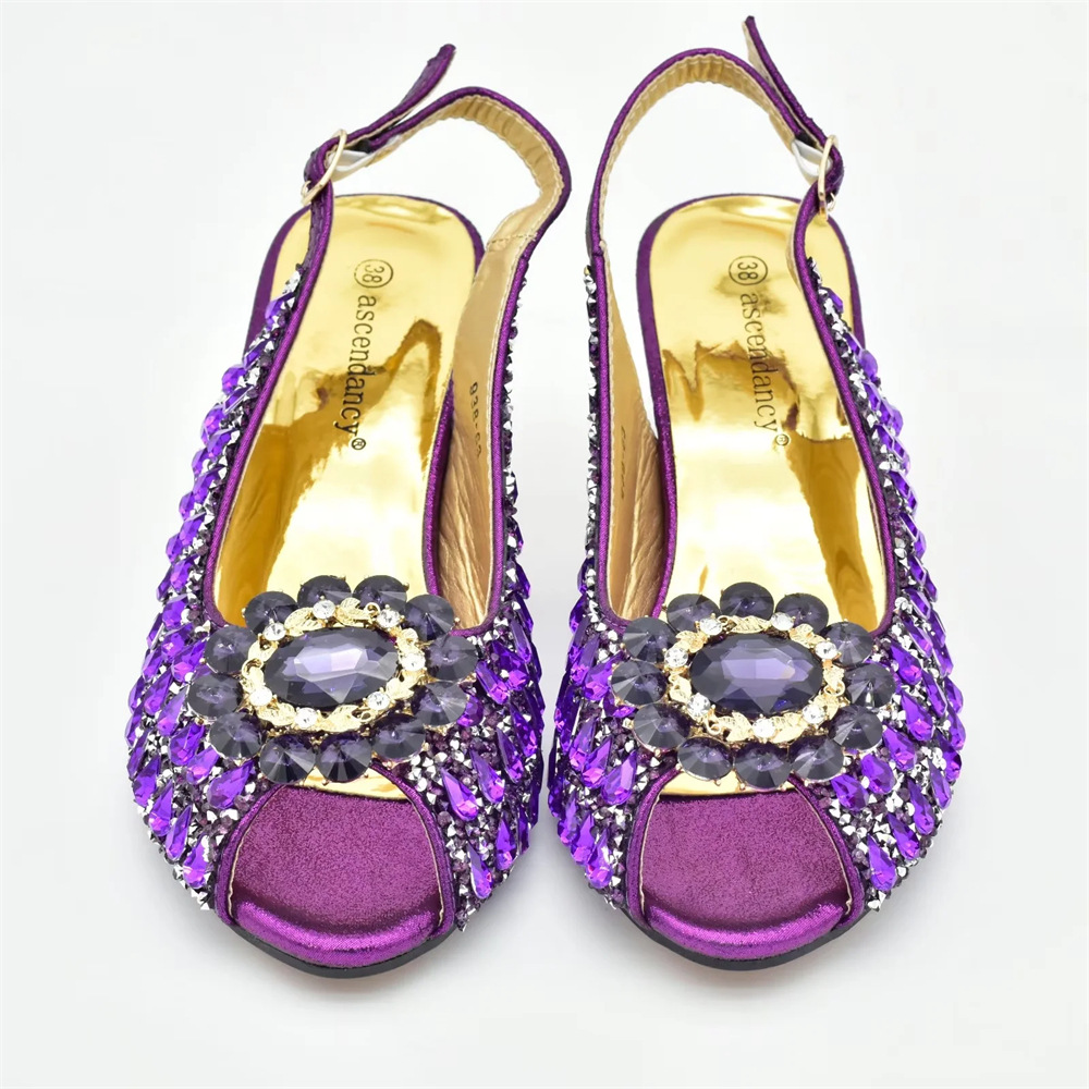 The party is paired with rhinestone round head fish mouth sandals and light hand bag set with large flash diamonds_voghion.com
