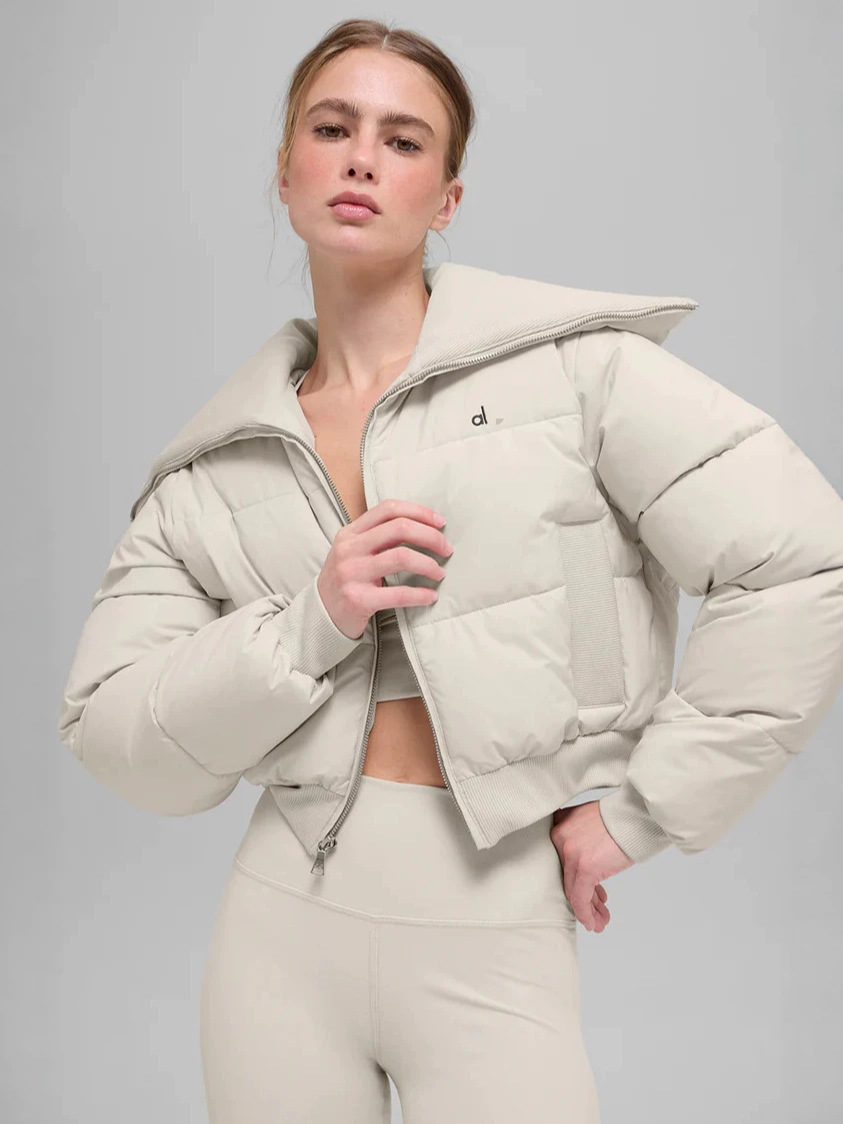 Qadın üçün qısa şişmə gödəkçə, geniş yaxalı, payız-qış modeli