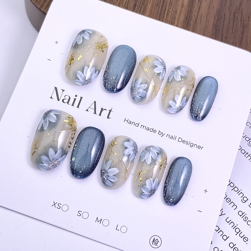 Blue Daisy Gold-Plated Hand-Painted Flower Nail Art with Gold Thread, Magic Mirror Powder, Cat Eye Short Oval Nail Stickers with Flowers