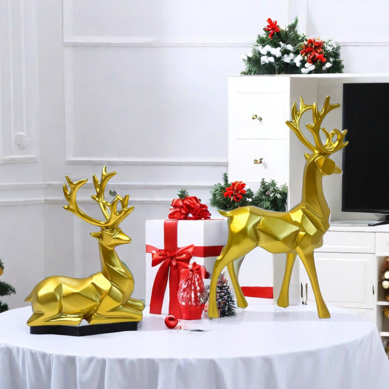 クリスマスの創意カップルは鹿の置物の客間のテレビの棚の軽い贅沢な工芸品の家庭の装飾用品に対して引っ越して贈り物をします。|undefined