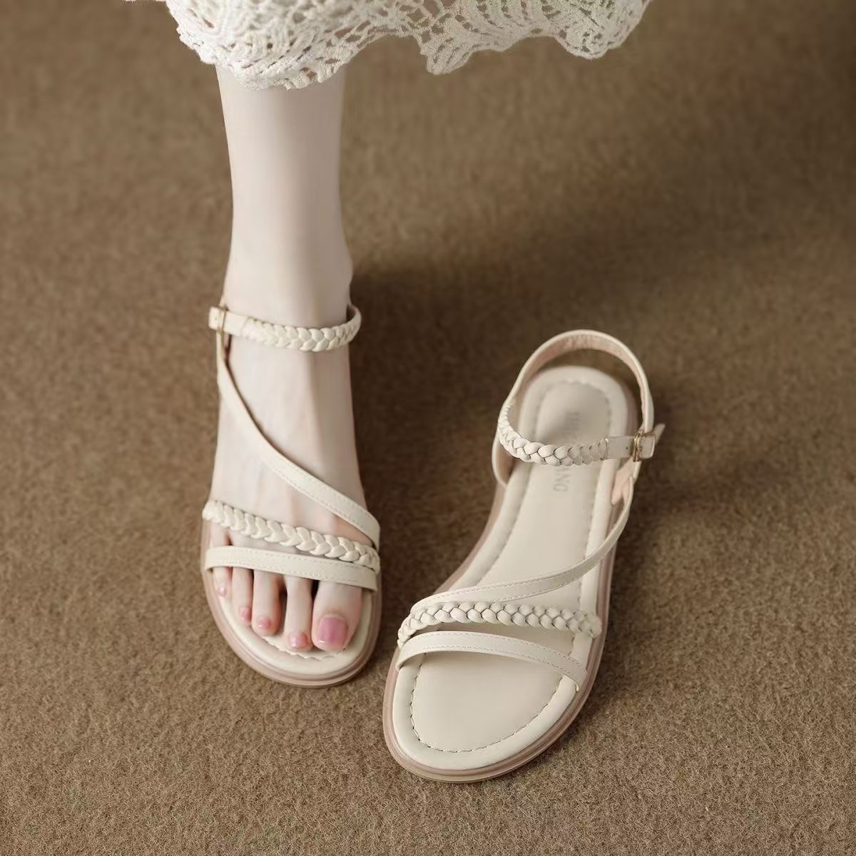 2026 moda de verano versátil y cómodo ligero de fondo suave sandalias de estilo romano plana antideslizante desgaste sandalias de hebilla