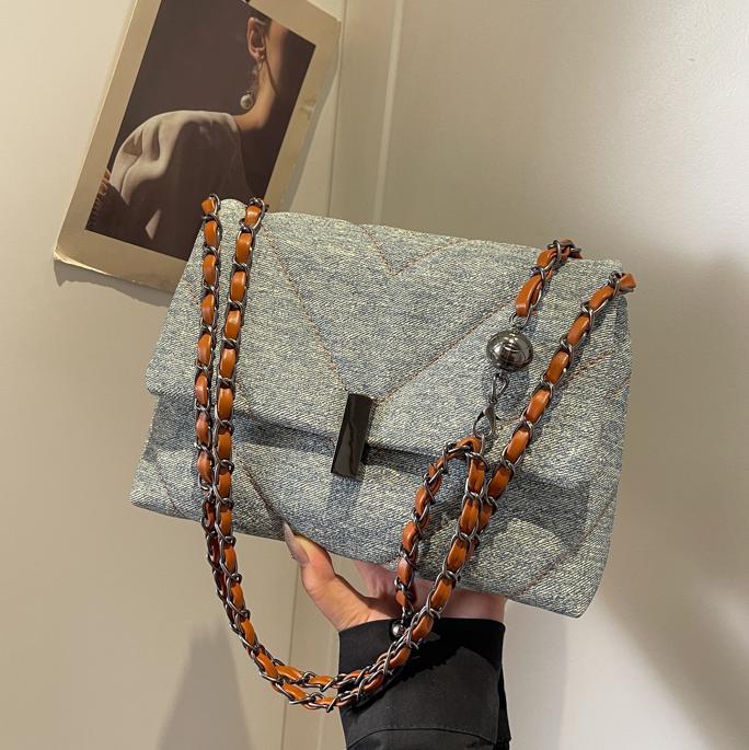 Bolso bordado simple para mujeres 2024 nuevo bolso cuadrado de cadena de estilo general, sensación de alto nivel retro viaje de hombro mochila