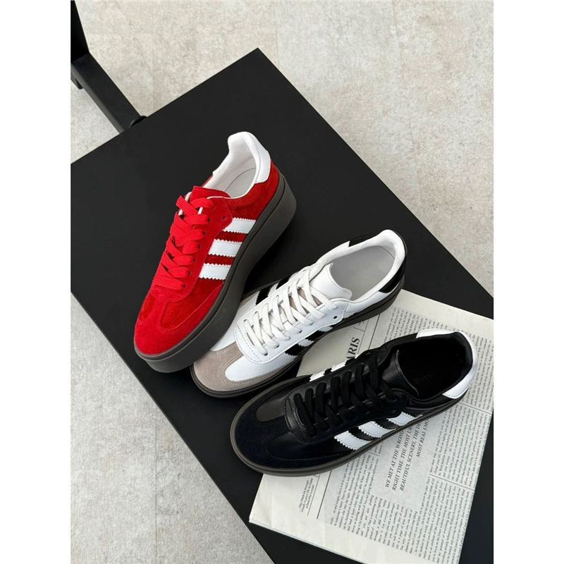 Можно разработать новую модель 2025 года для оптовой продажи неоформленных обуви на толстой подошве, увеличивающей рост, ретро-моральных тренировочных туфель, цветных спортивных и повседневных туфель на плоской подошве из натуральной кожи.